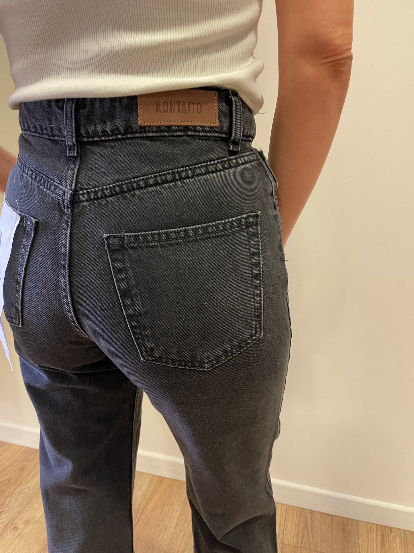 KONTATTO - Jeans Ananas slim cropped a vita alta color black stone