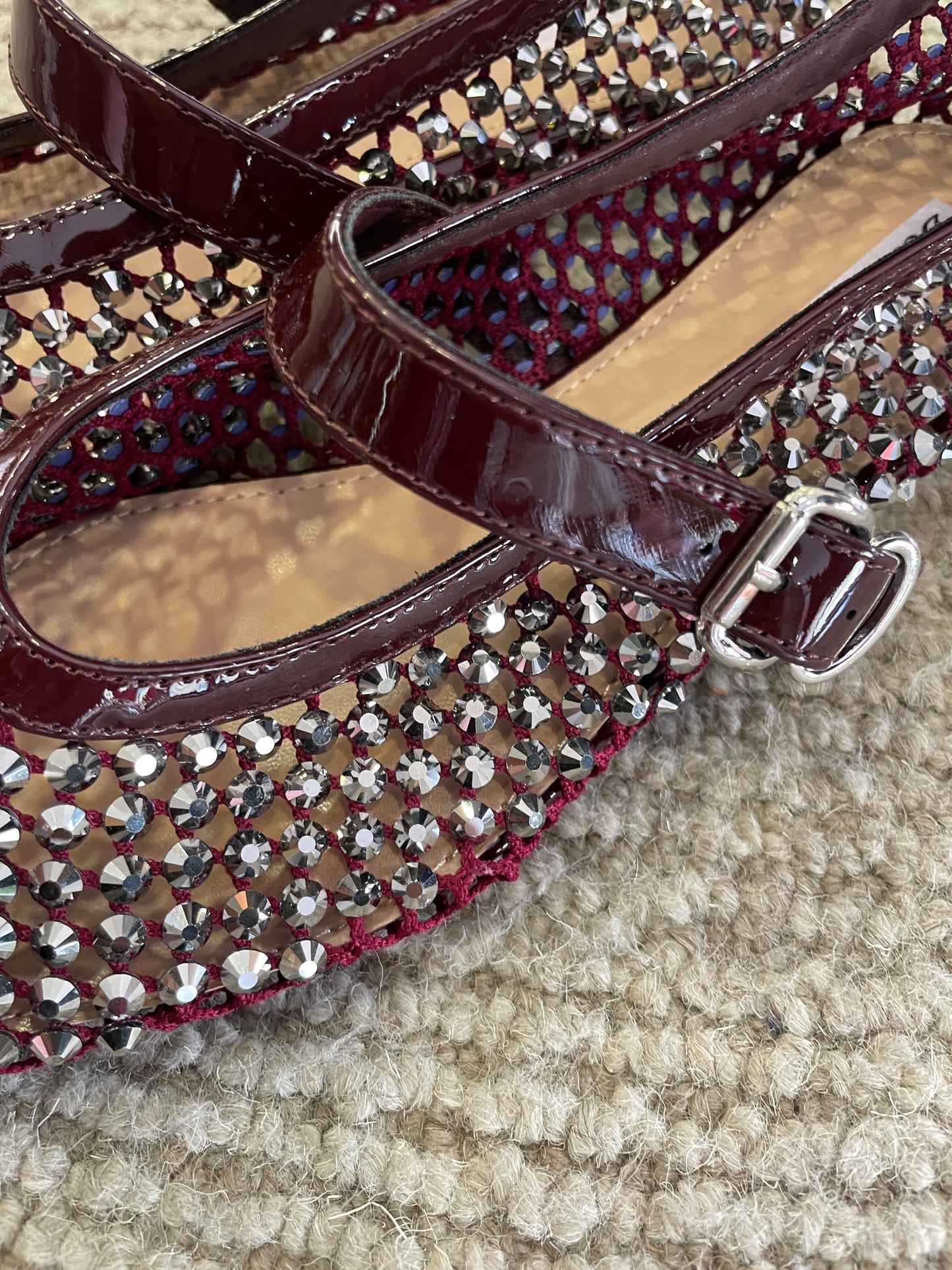 Ballerine a punta con strass e cinturino color cherry