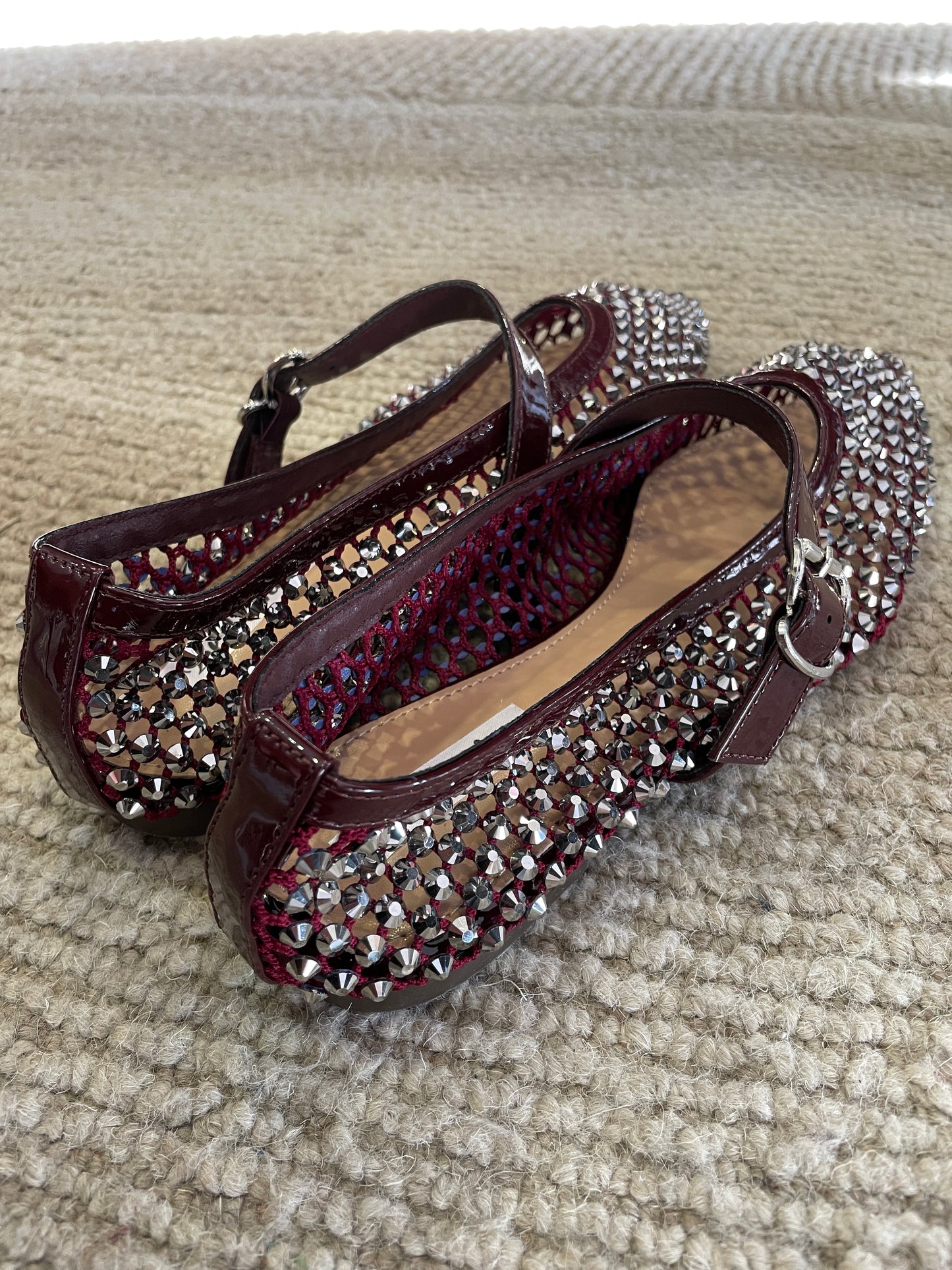 Ballerine a punta con strass e cinturino color cherry