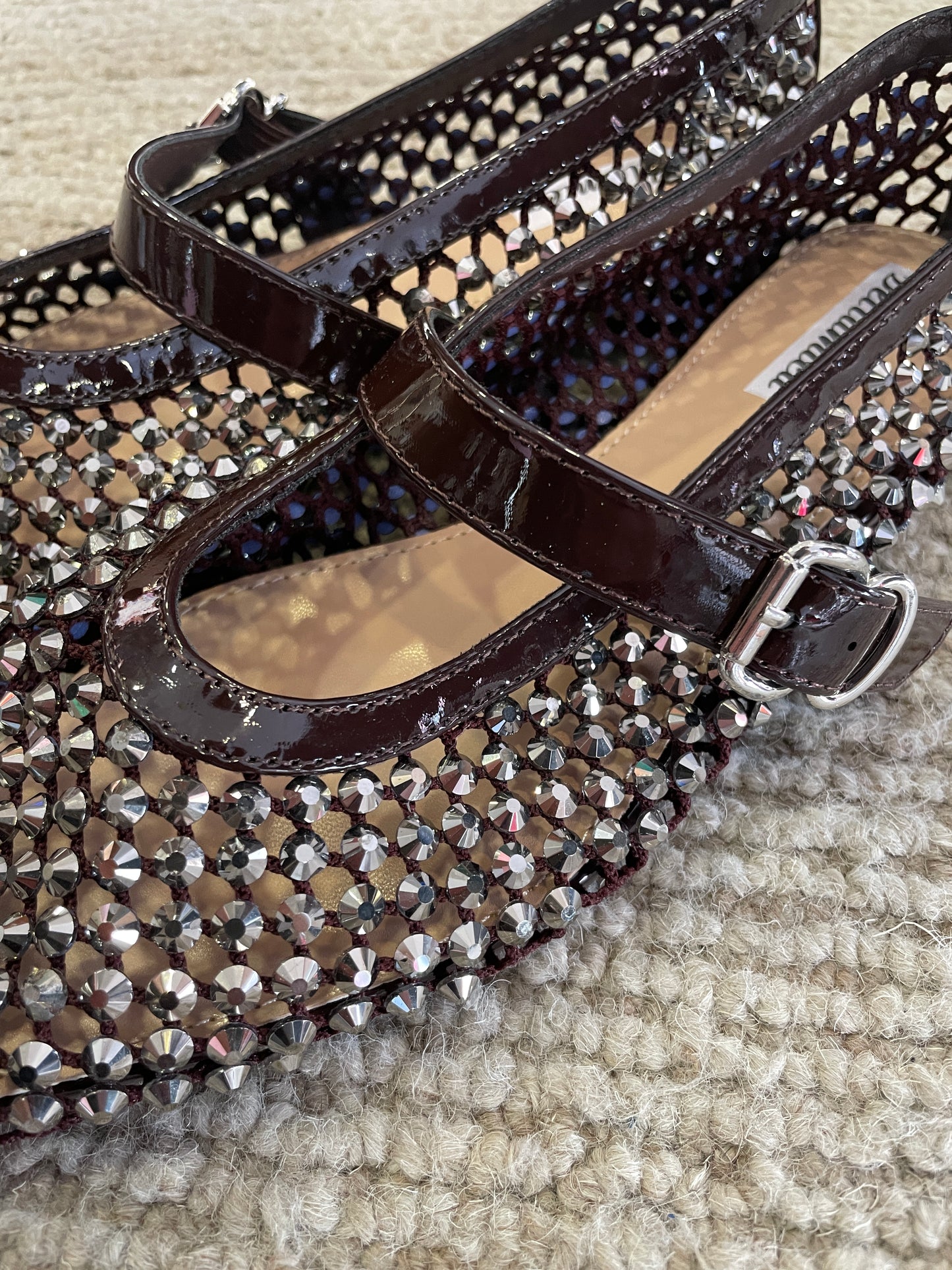 Ballerine a punta con strass e cinturino color moro