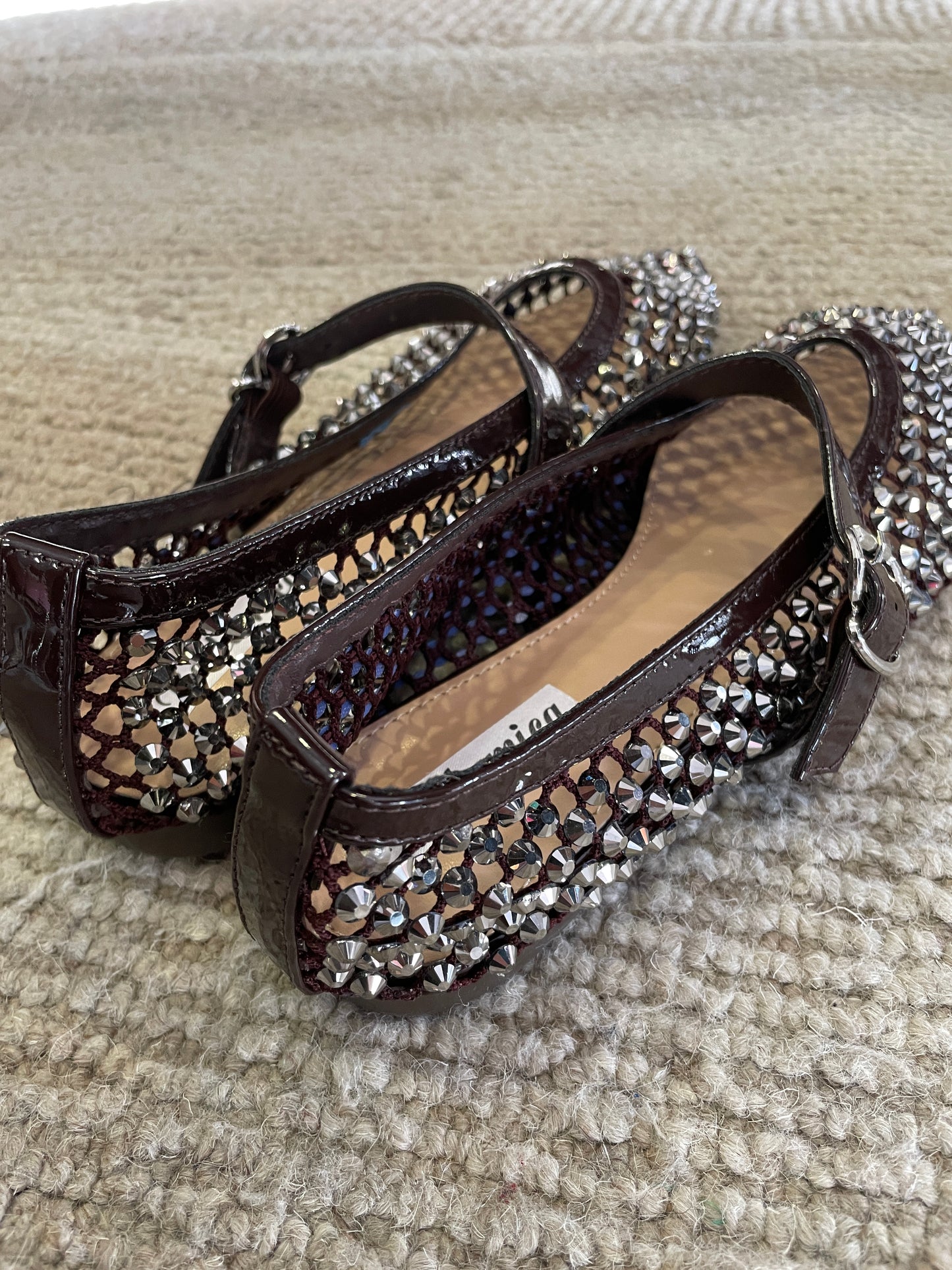 Ballerine a punta con strass e cinturino color moro