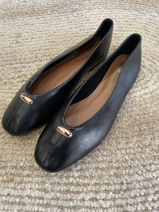 Ballerine in ecopelle color nero con dettaglio gioiello dorato