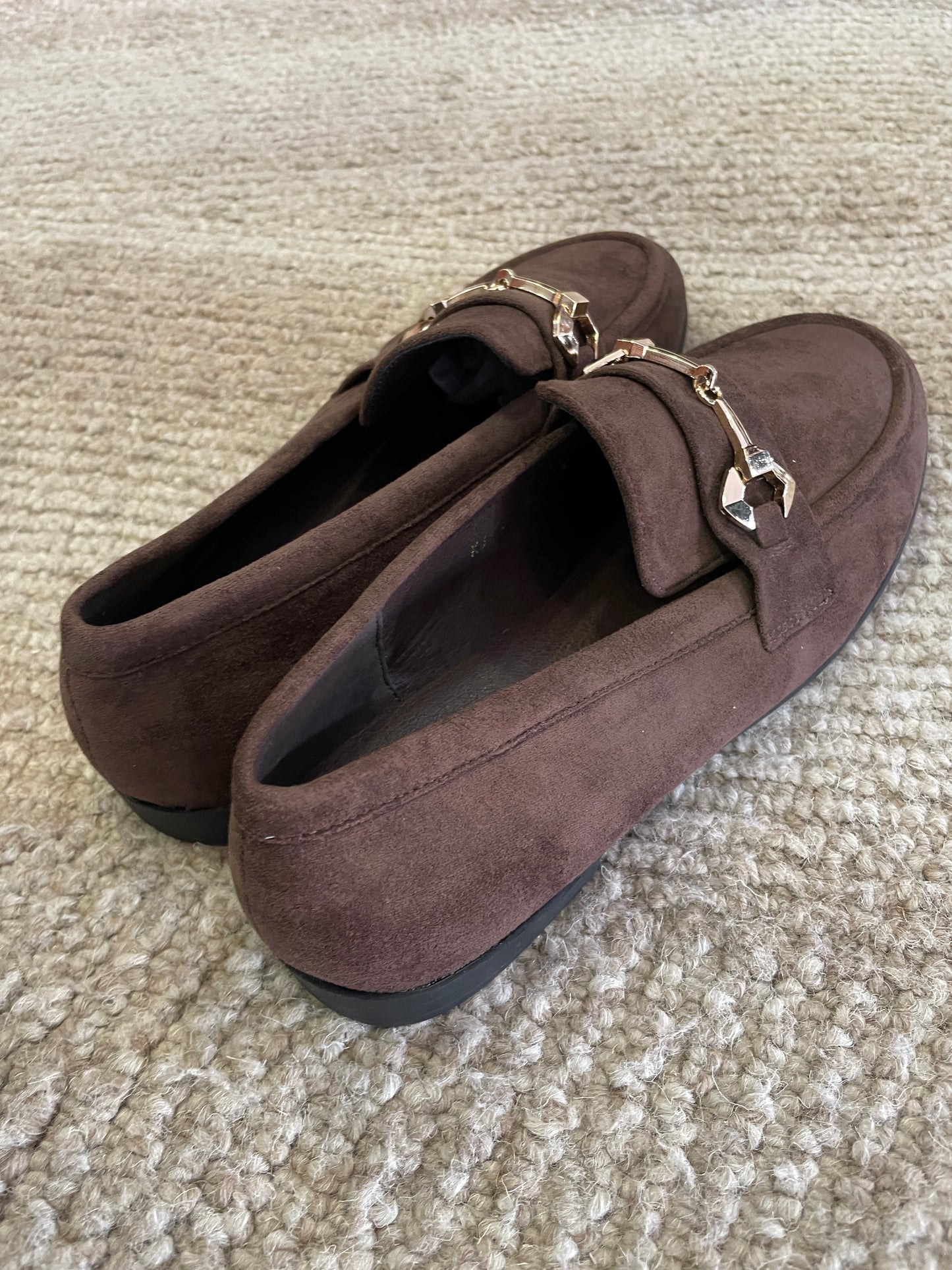 Mocassino in eco camoscio moka con dettaglio oro