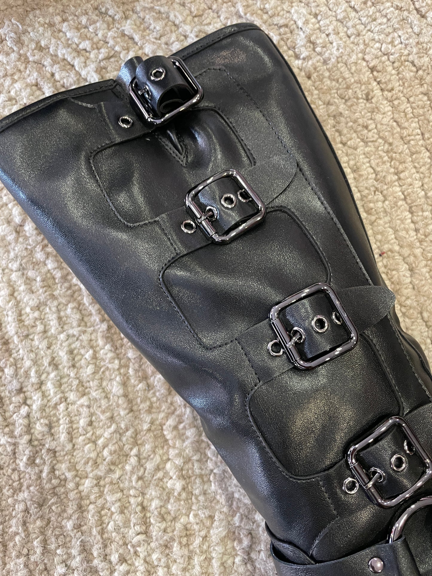 Stivale bickers nero in ecopelle con fibbie