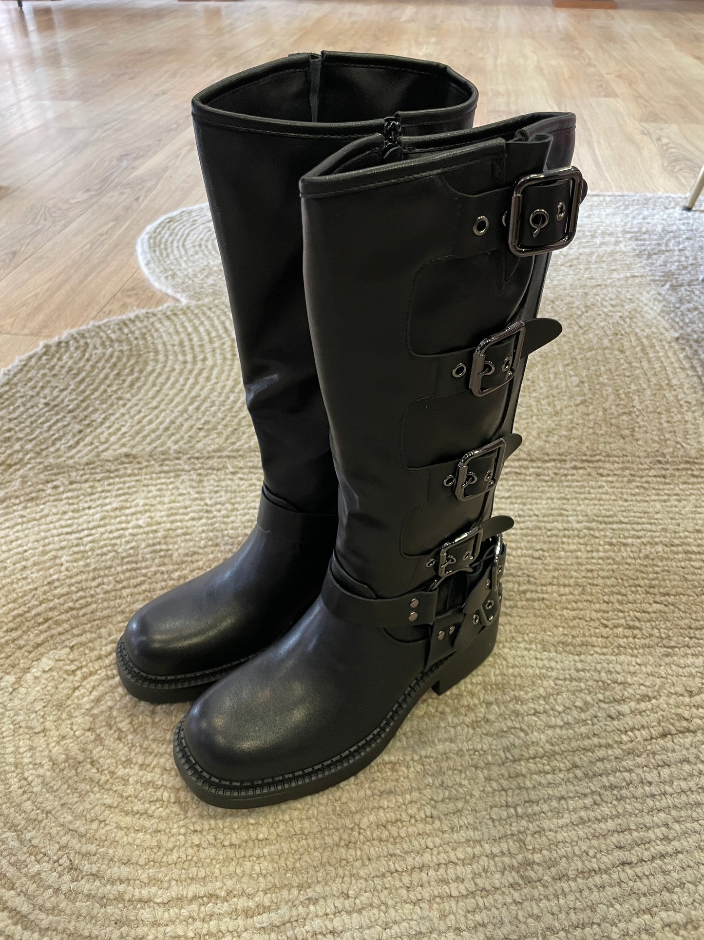 Stivale bickers nero in ecopelle con fibbie
