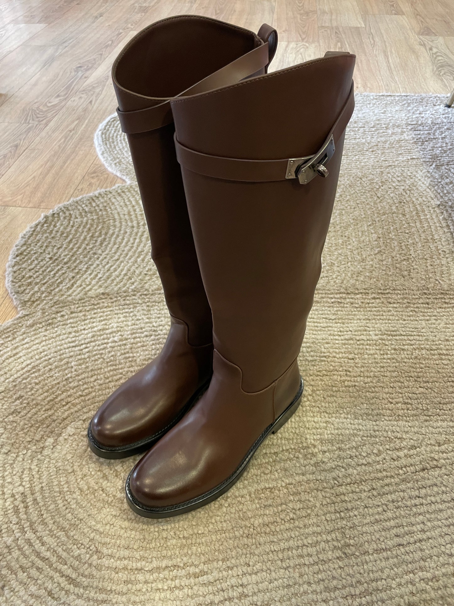 Stivali alti in ecopelle con fibbia color marrone