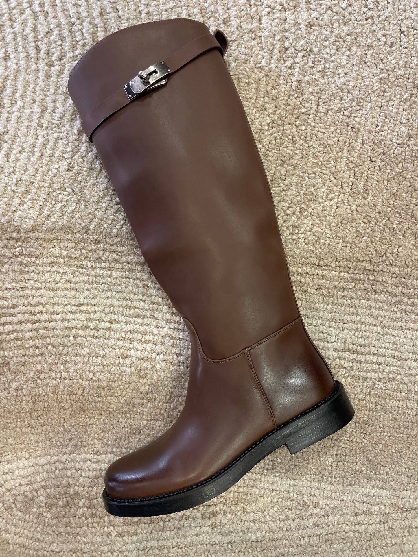 Stivali alti in ecopelle con fibbia color marrone