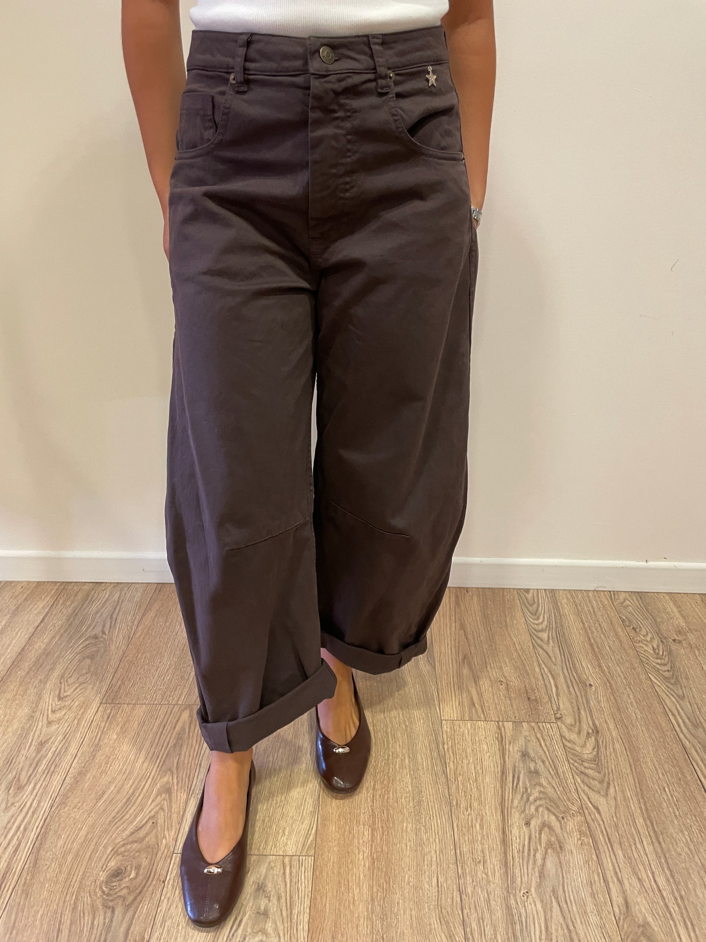 SOUVENIR - Pantalone Gaya Barrel fit pronunciato color cioccolato