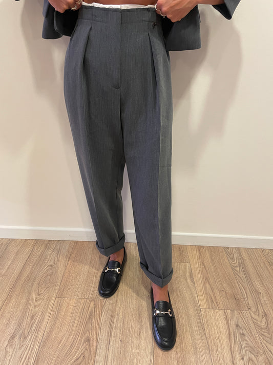 SOUVENIR - Pantalone con pinces a gamba dritta in simil viscosa con dettaglio in tessuto bianco in vita color grigio.