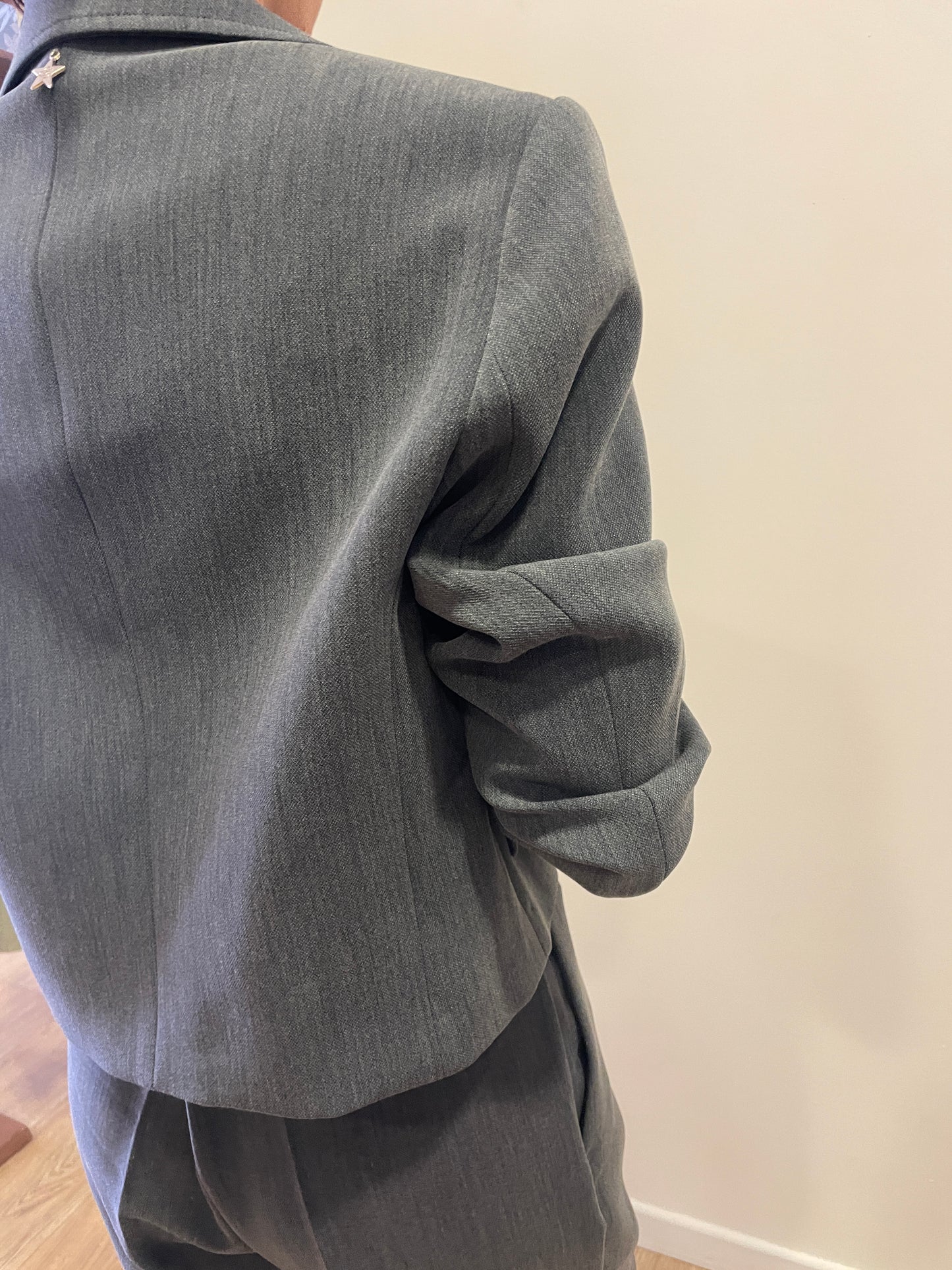 SOUVENIR - Giacca cropped in simil viscosa color grigio