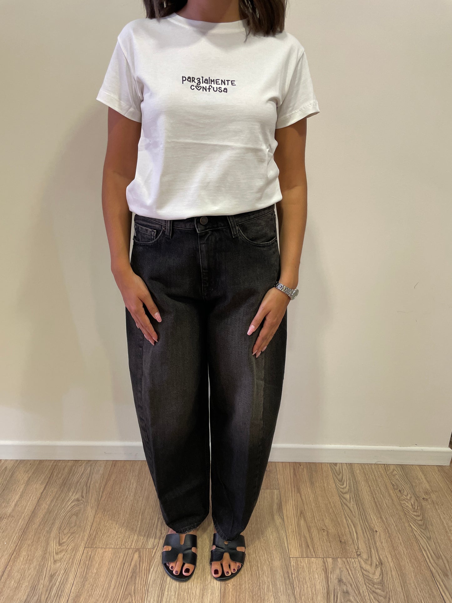 VICOLO - T-shirt slim fit in cotone bianca con scritta "parzialmente confusa"