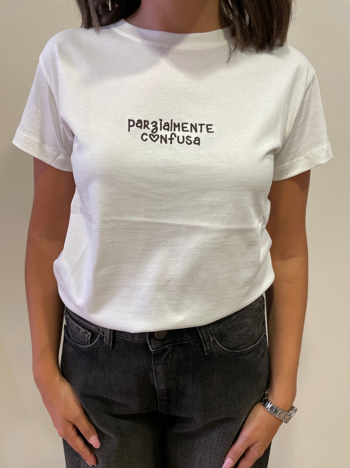 VICOLO - T-shirt slim fit in cotone bianca con scritta "parzialmente confusa"