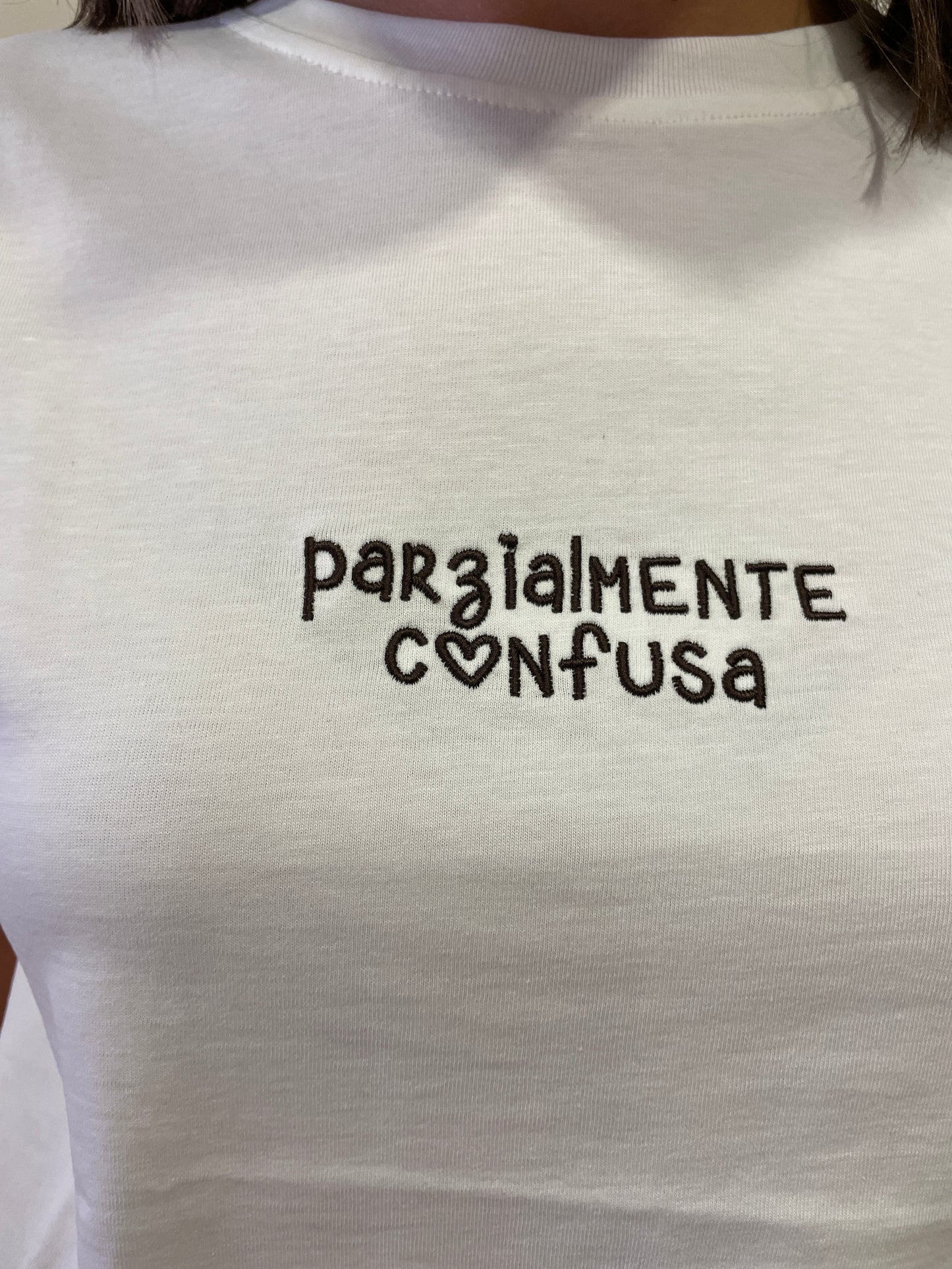 VICOLO - T-shirt slim fit in cotone bianca con scritta "parzialmente confusa"