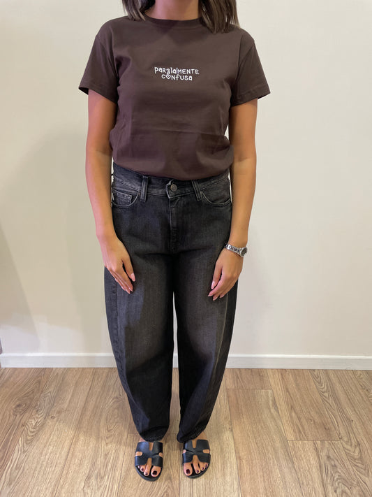 VICOLO - T-shirt slim fit in cotone cioccolato con scritta "parzialmente confusa"