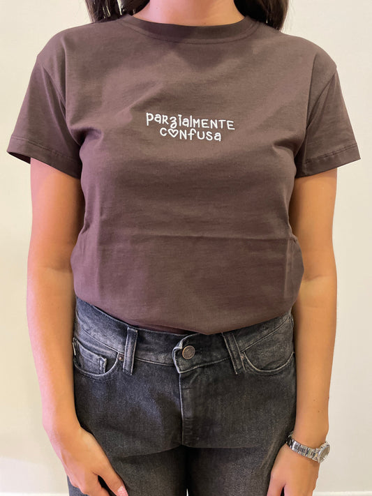 VICOLO - T-shirt slim fit in cotone cioccolato con scritta "parzialmente confusa"