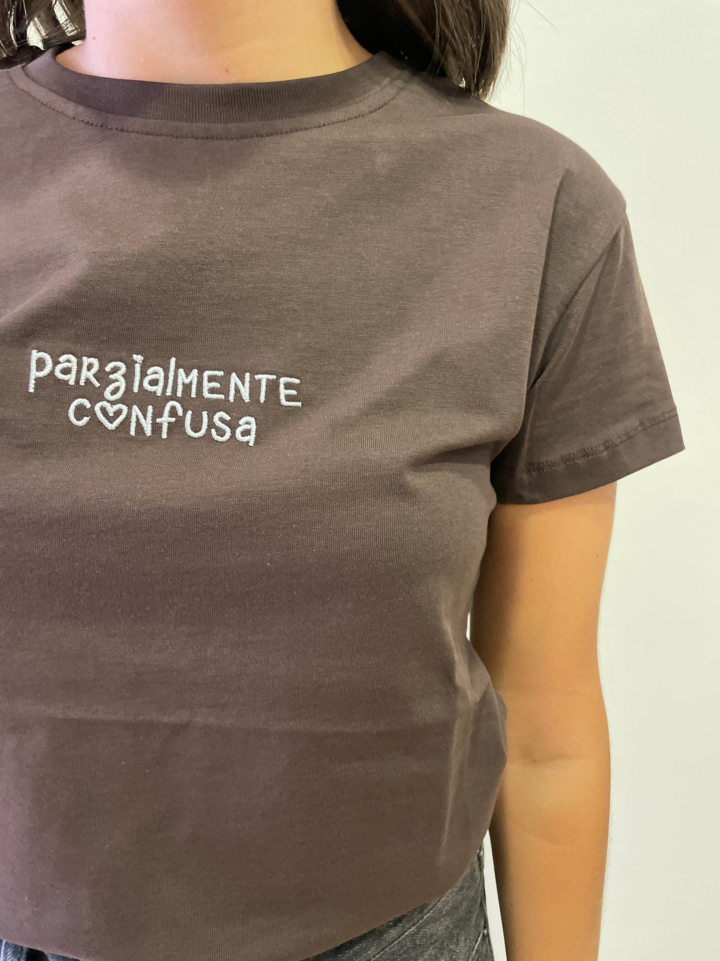 VICOLO - T-shirt slim fit in cotone cioccolato con scritta "parzialmente confusa"