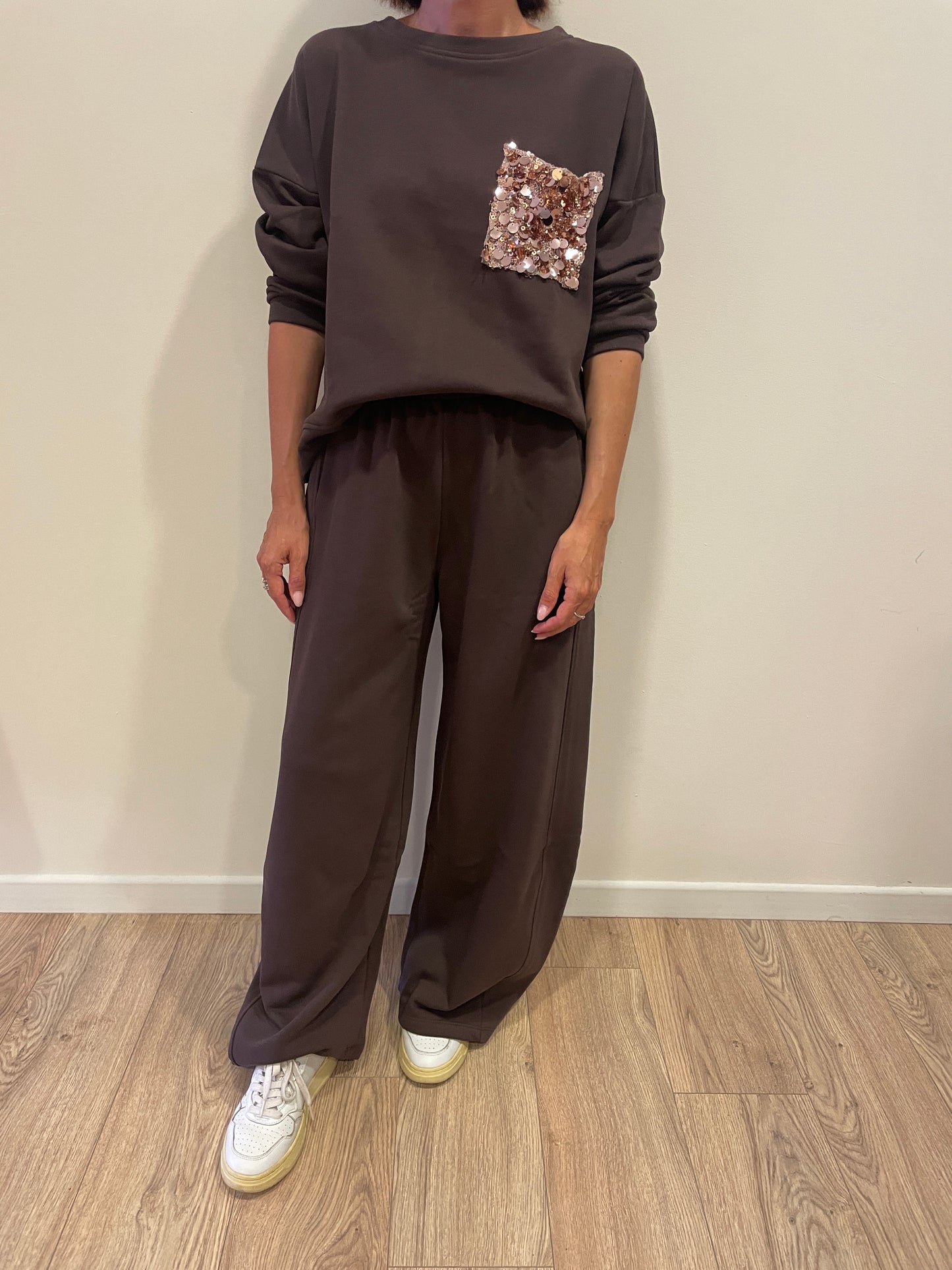 SUSY MIX - Pantalone con elastico in misto cotone barrel fit color moro