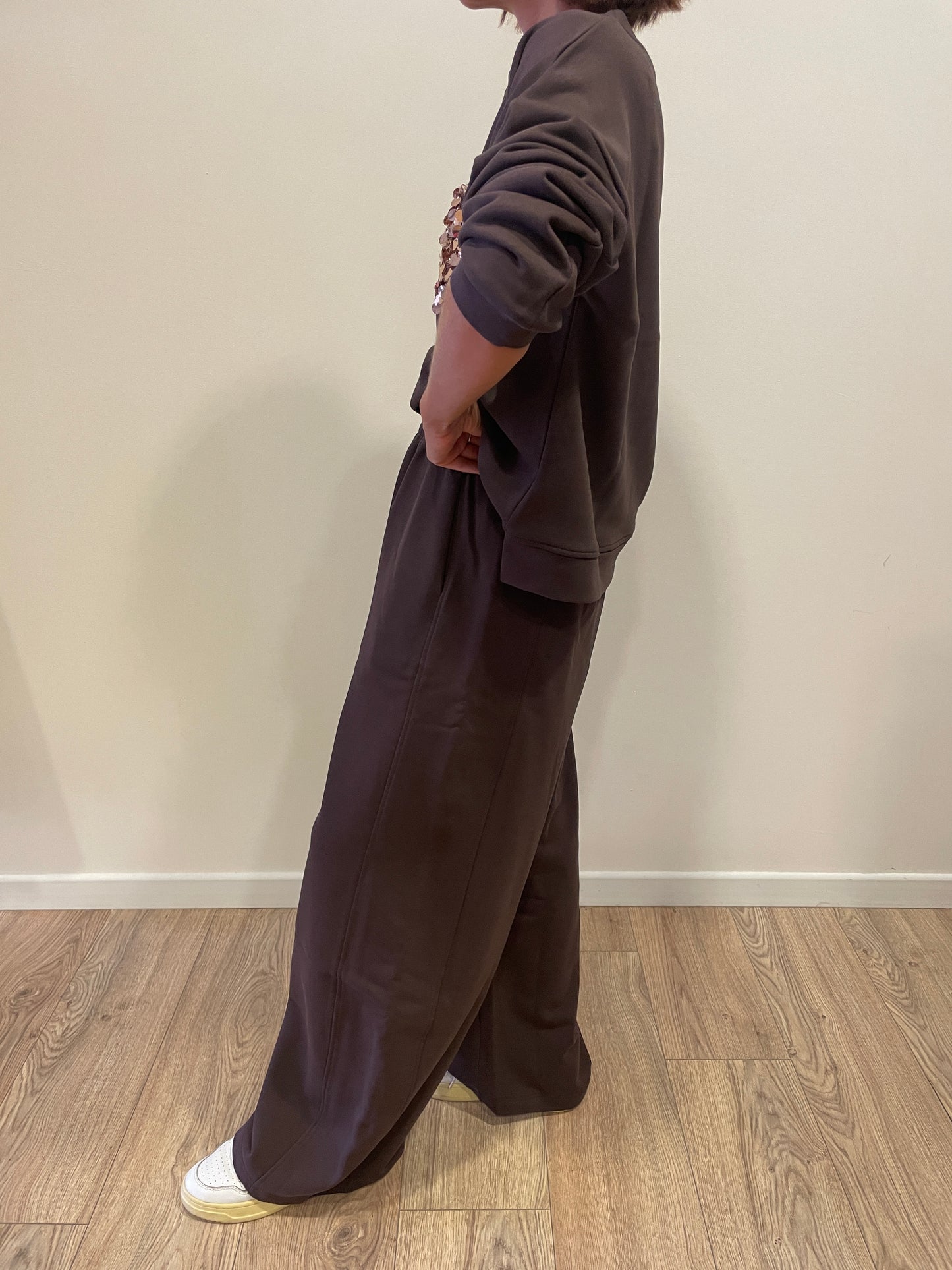 SUSY MIX - Pantalone con elastico in misto cotone barrel fit color moro