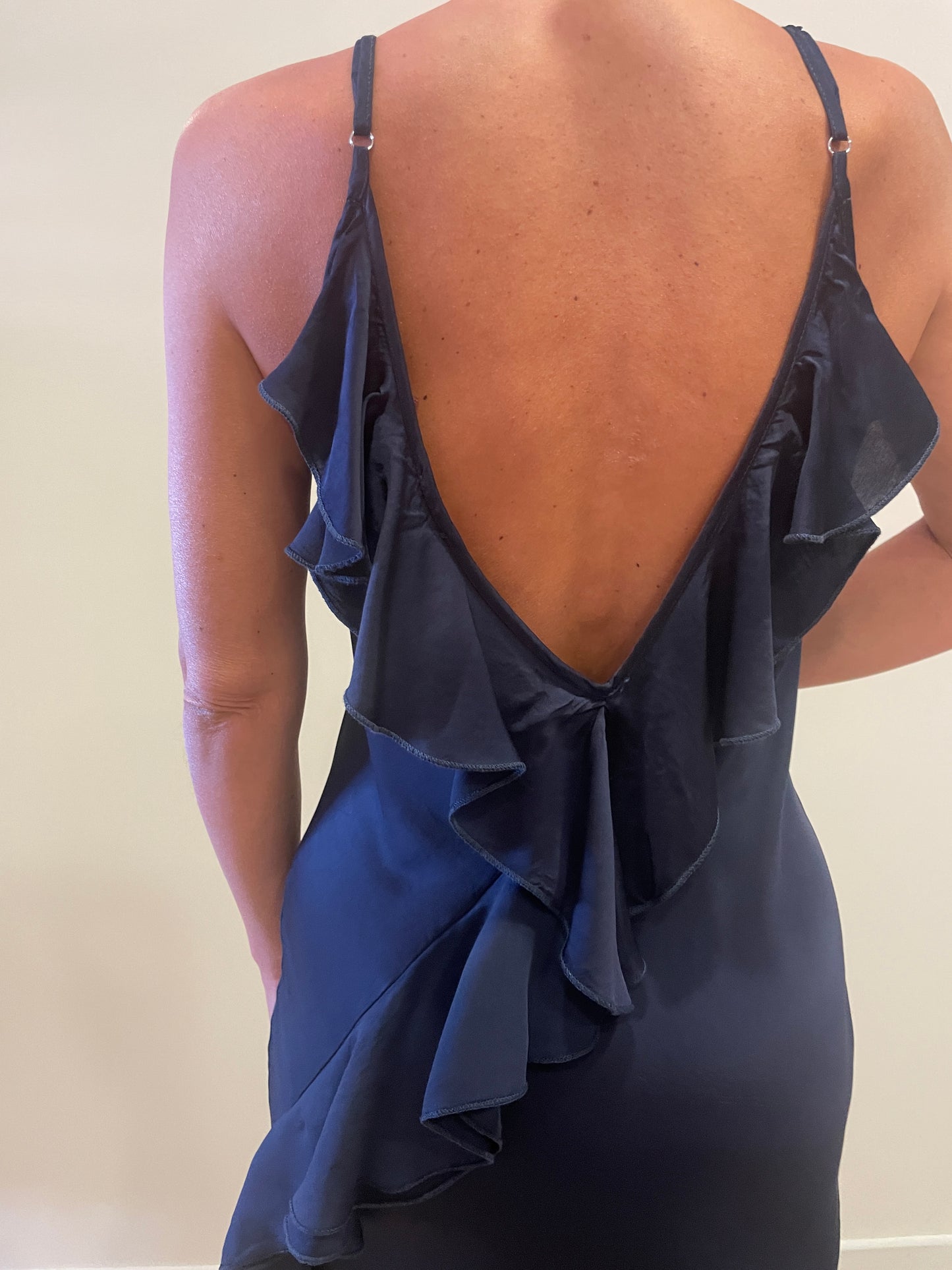 SUSY MIX - Abito lungo in viscosa con volant sul retro color blu notte