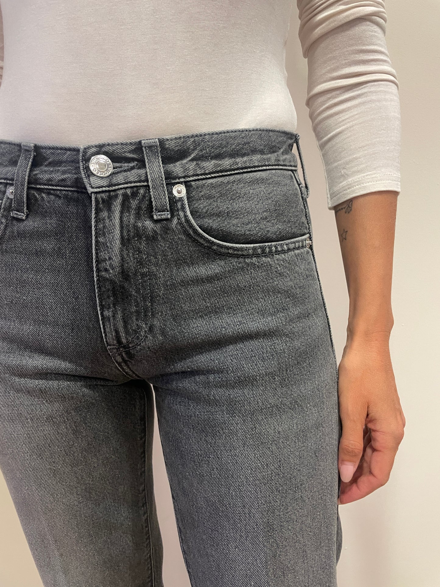 VICOLO - Jeans Zeke dritto a vita media color grigio
