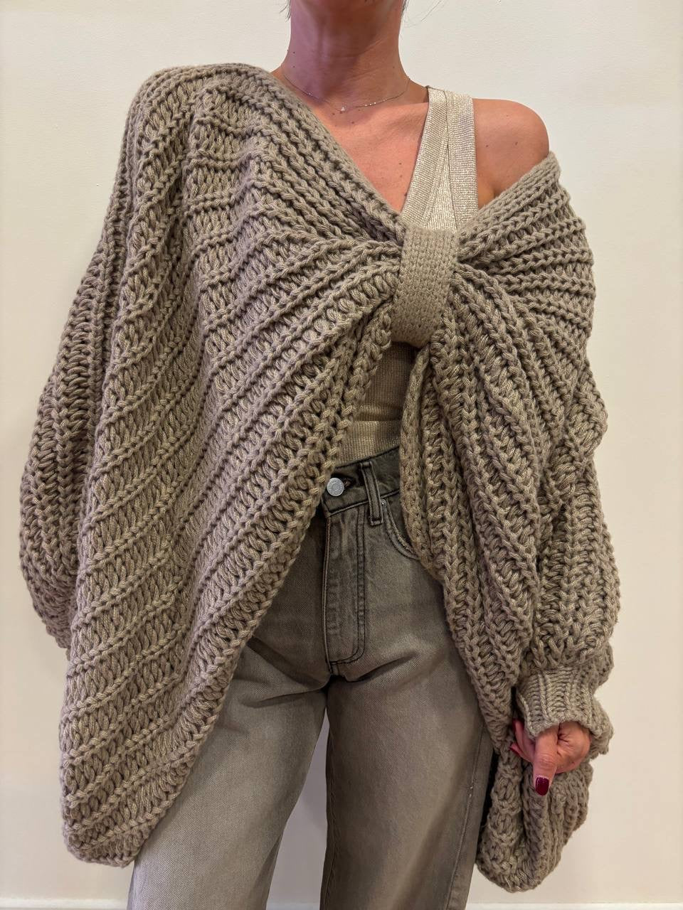 Poncho traforato in misto cotone a maniche ampie color nocciola