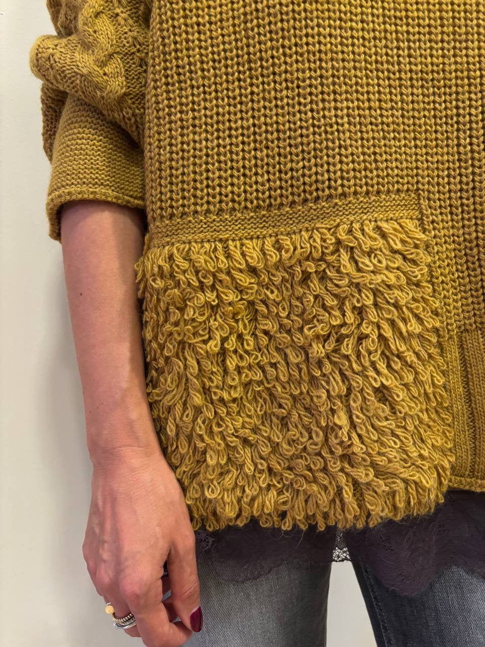KAOS - Maglioncino color senape a scatoletta con frange
