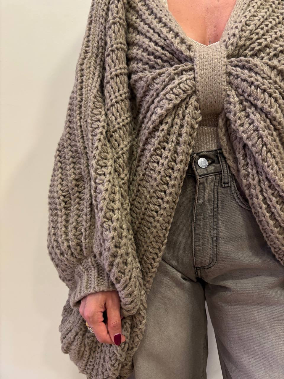 Poncho traforato in misto cotone a maniche ampie color nocciola