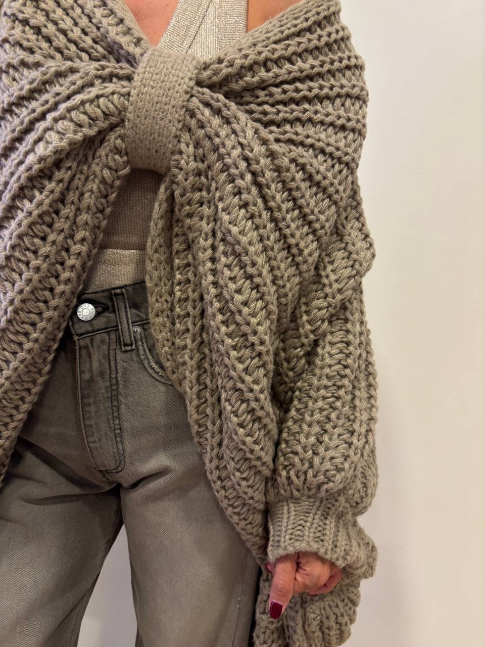 Poncho traforato in misto cotone a maniche ampie color nocciola