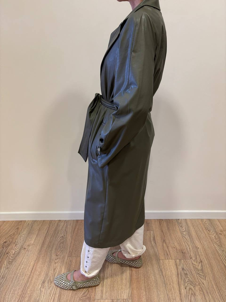 KONTATTO - Trench in ecopelle verde militare con chiusura con cintura