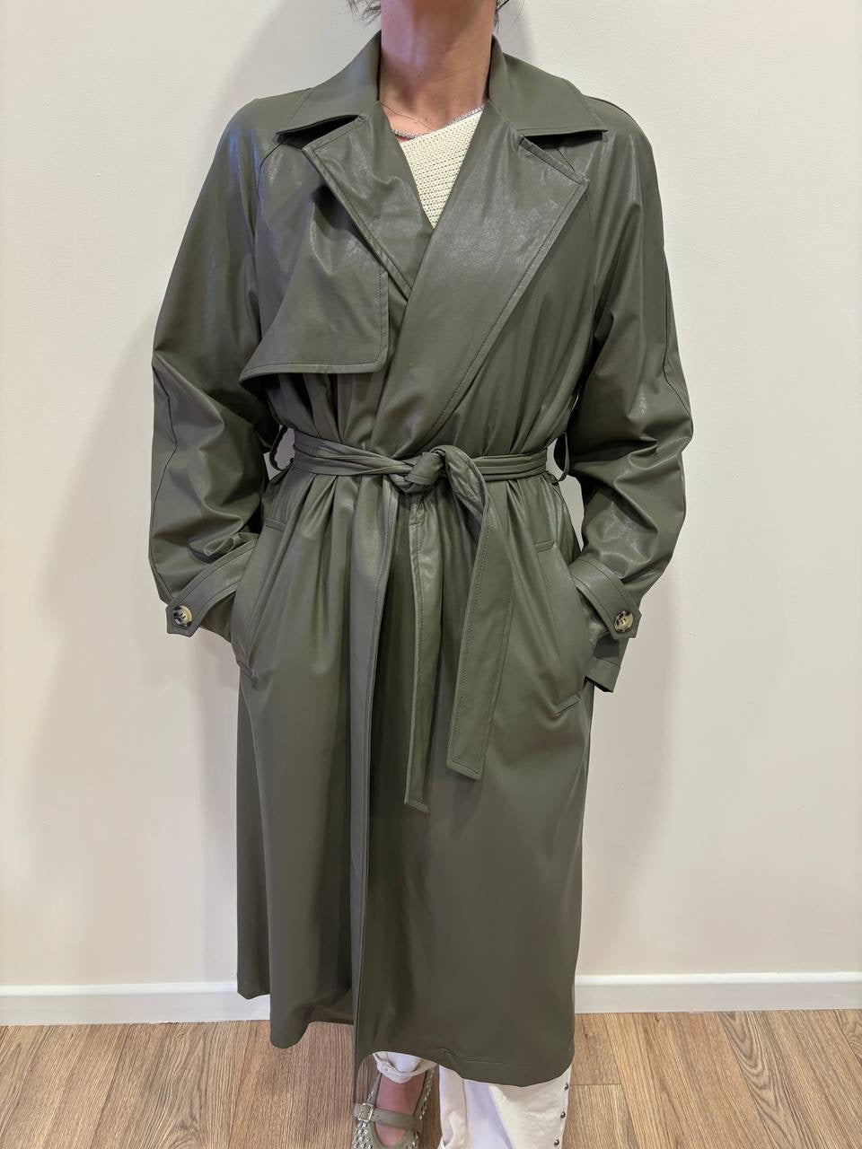 KONTATTO - Trench in ecopelle verde militare con chiusura con cintura