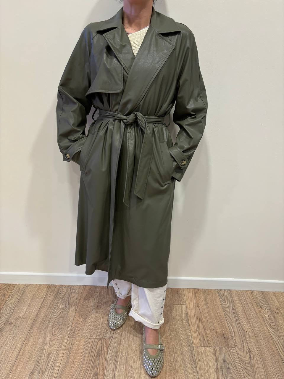 KONTATTO - Trench in ecopelle verde militare con chiusura con cintura