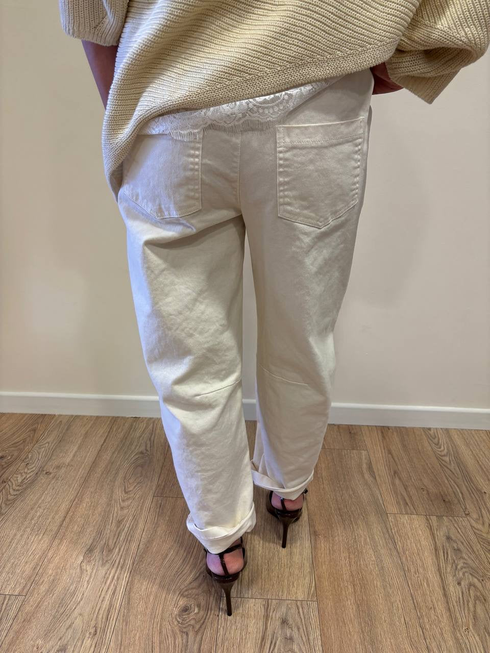 KONTATTO - Pantalone avorio barrel fit con borchie argentate