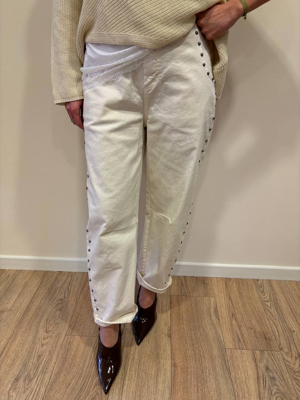 KONTATTO - Pantalone avorio barrel fit con borchie argentate