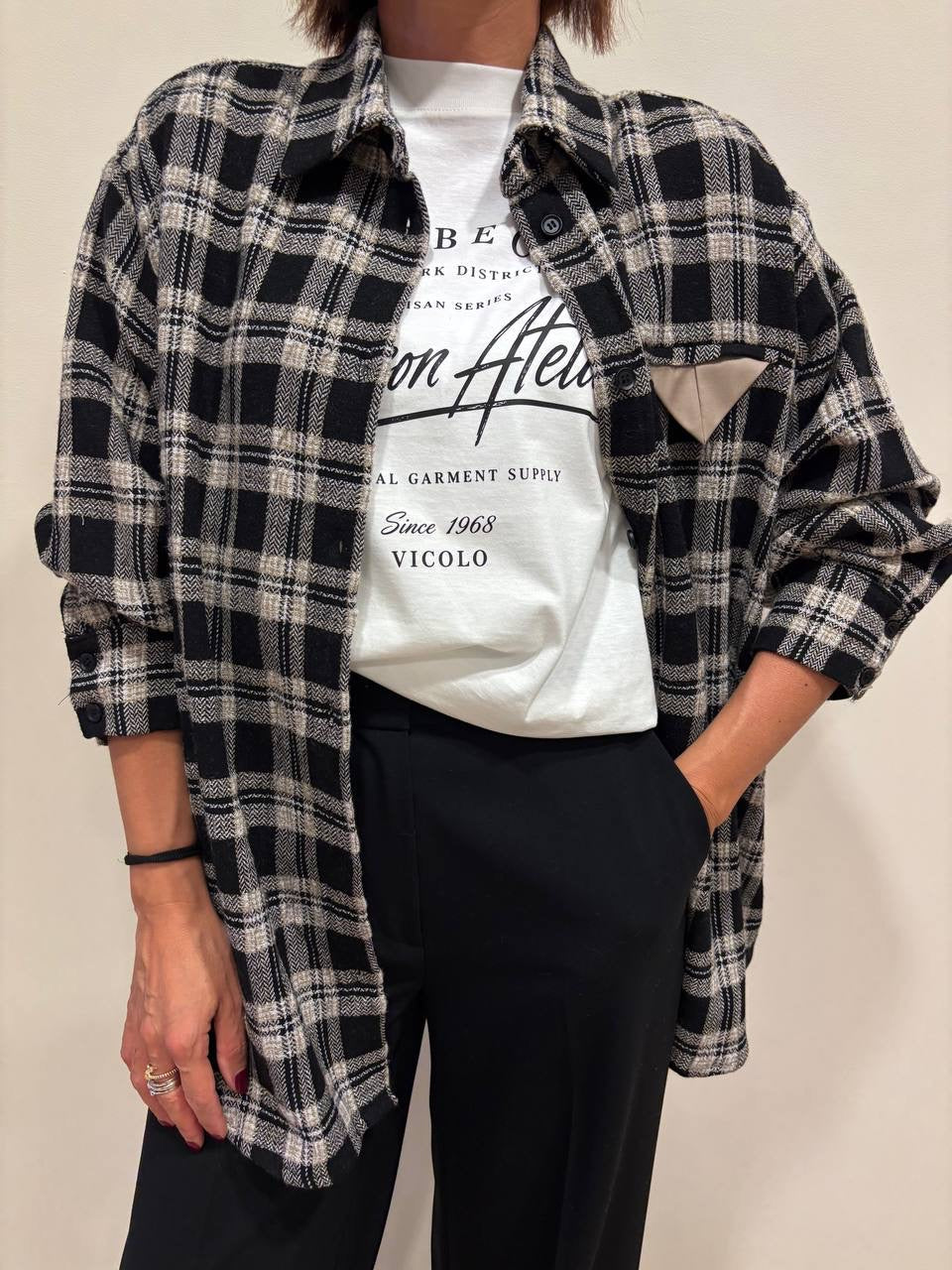 Camicia over in flanella in tartan bianco e nero con taschino