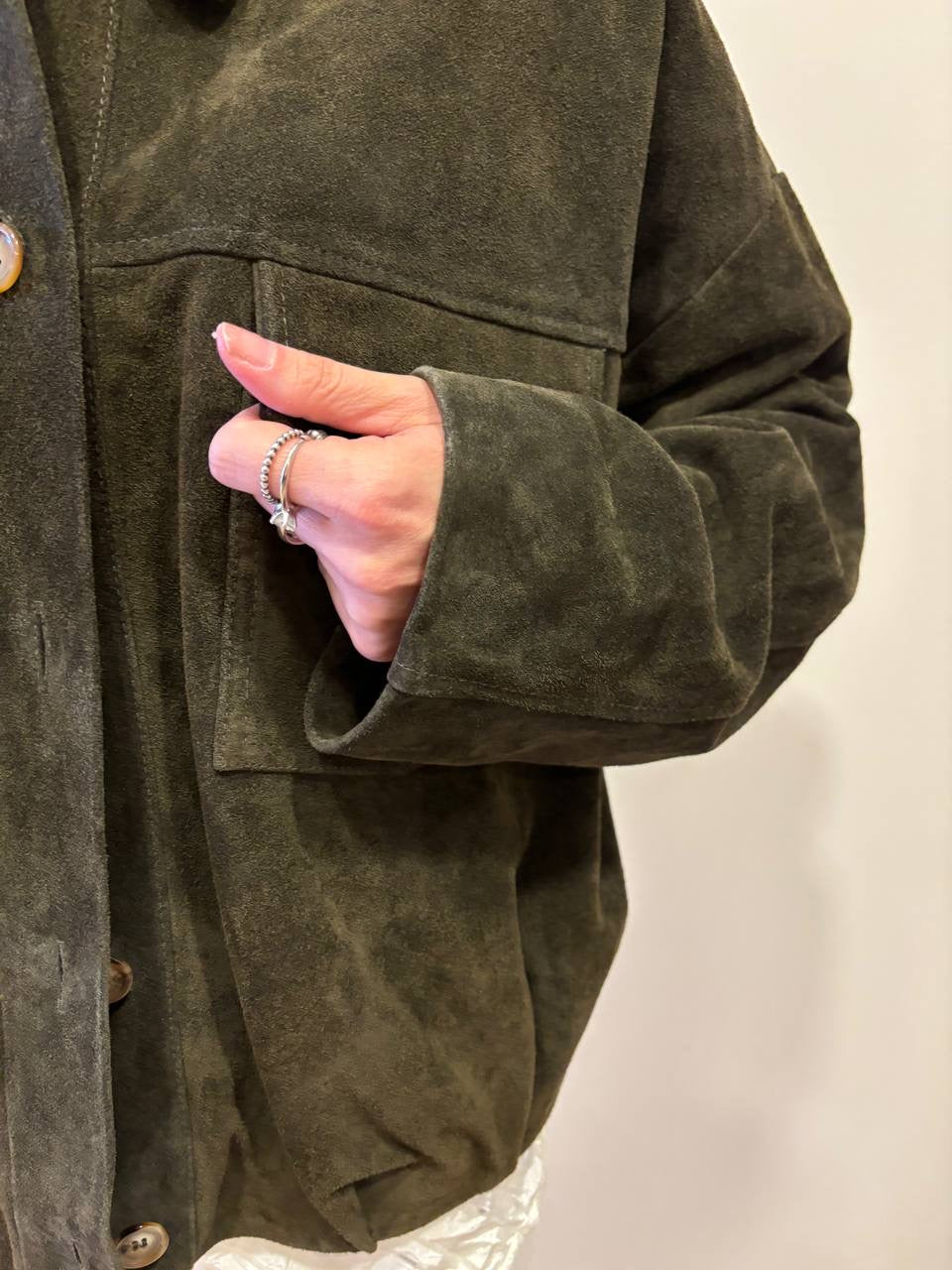 VICOLO - Bomber in vera pelle verde militare con tasche frontali e bottoni