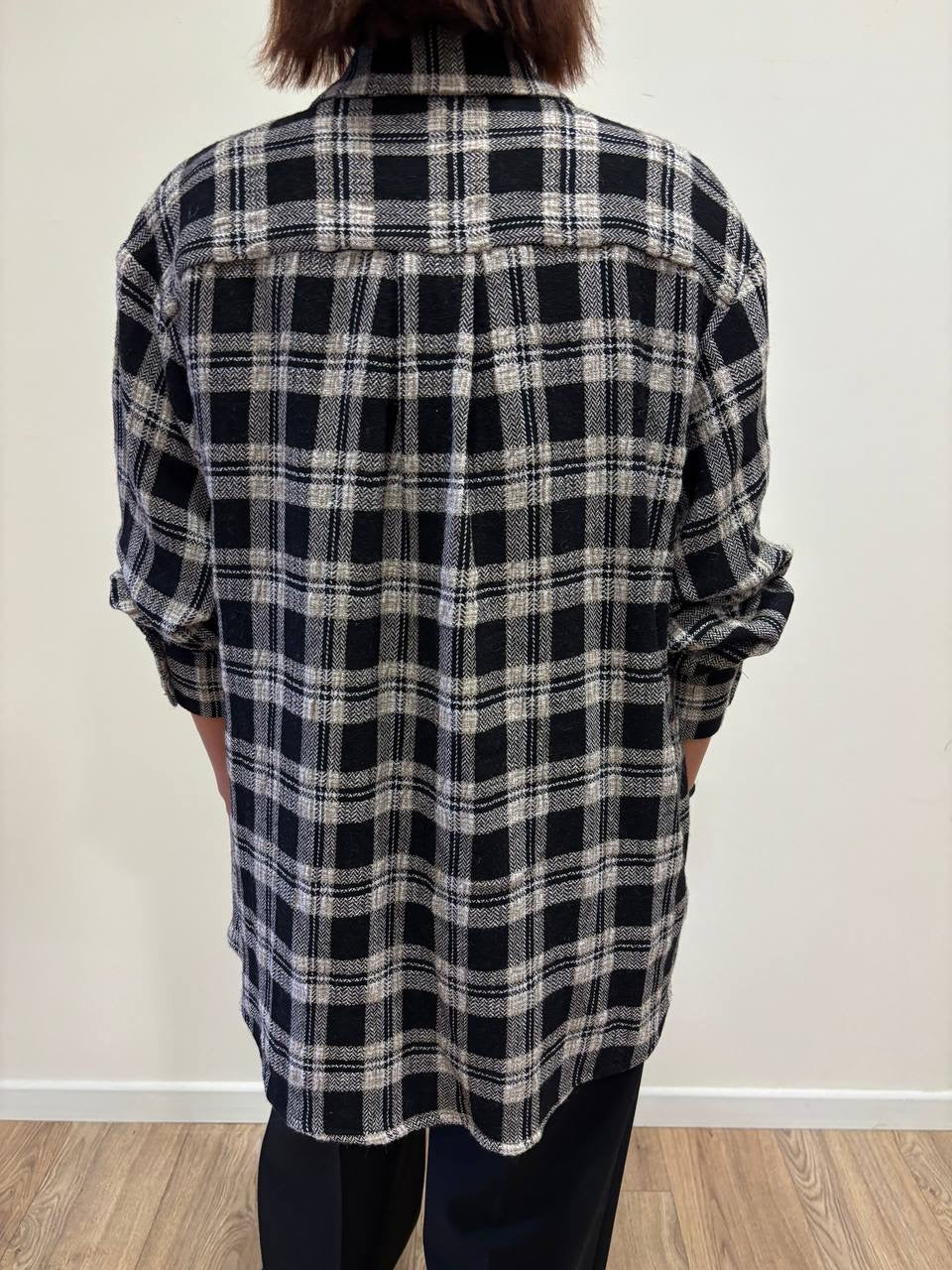 Camicia over in flanella in tartan bianco e nero con taschino