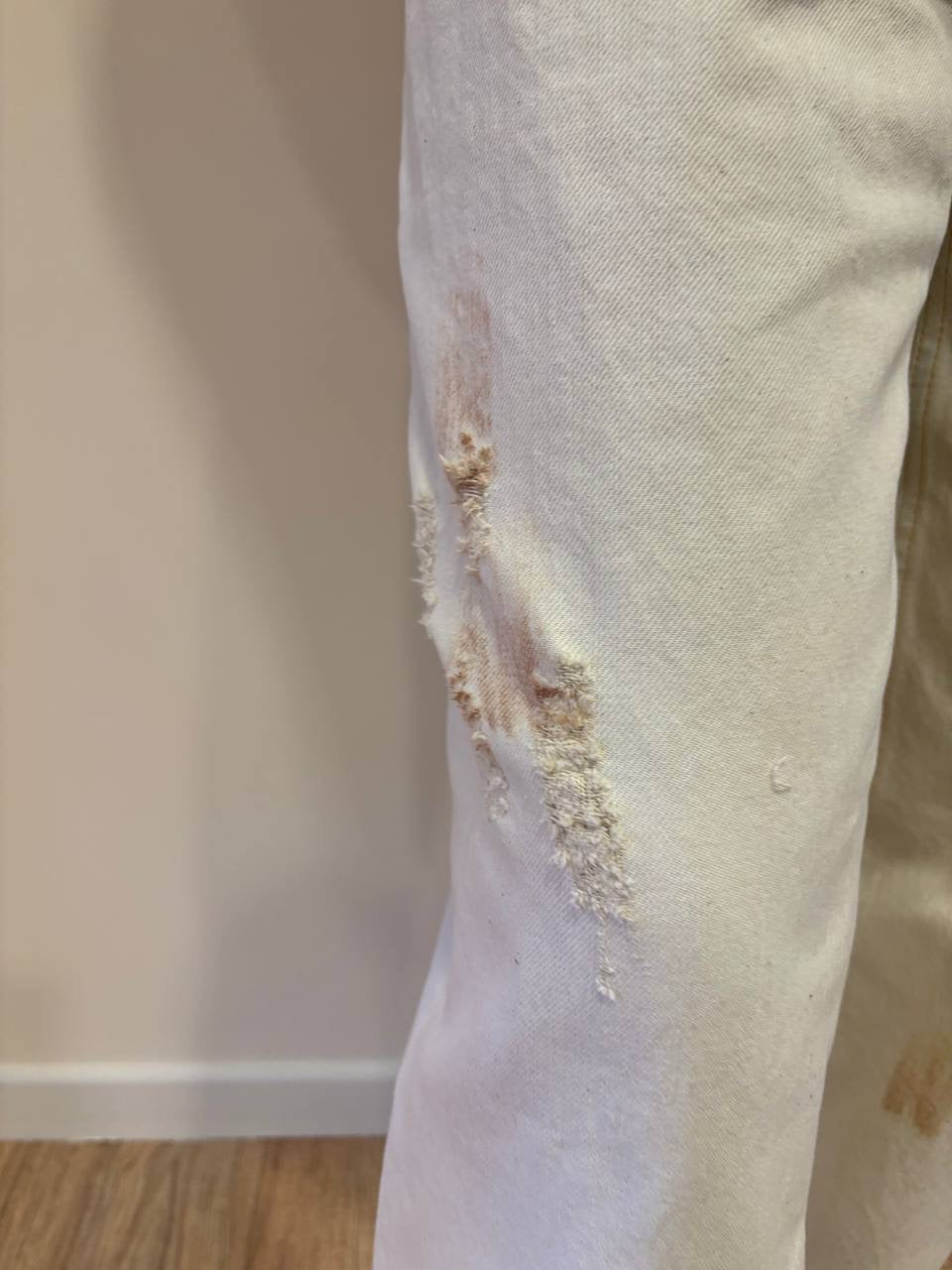 SOUVENIR - Jeans burro barrel fit con borchie e rotture