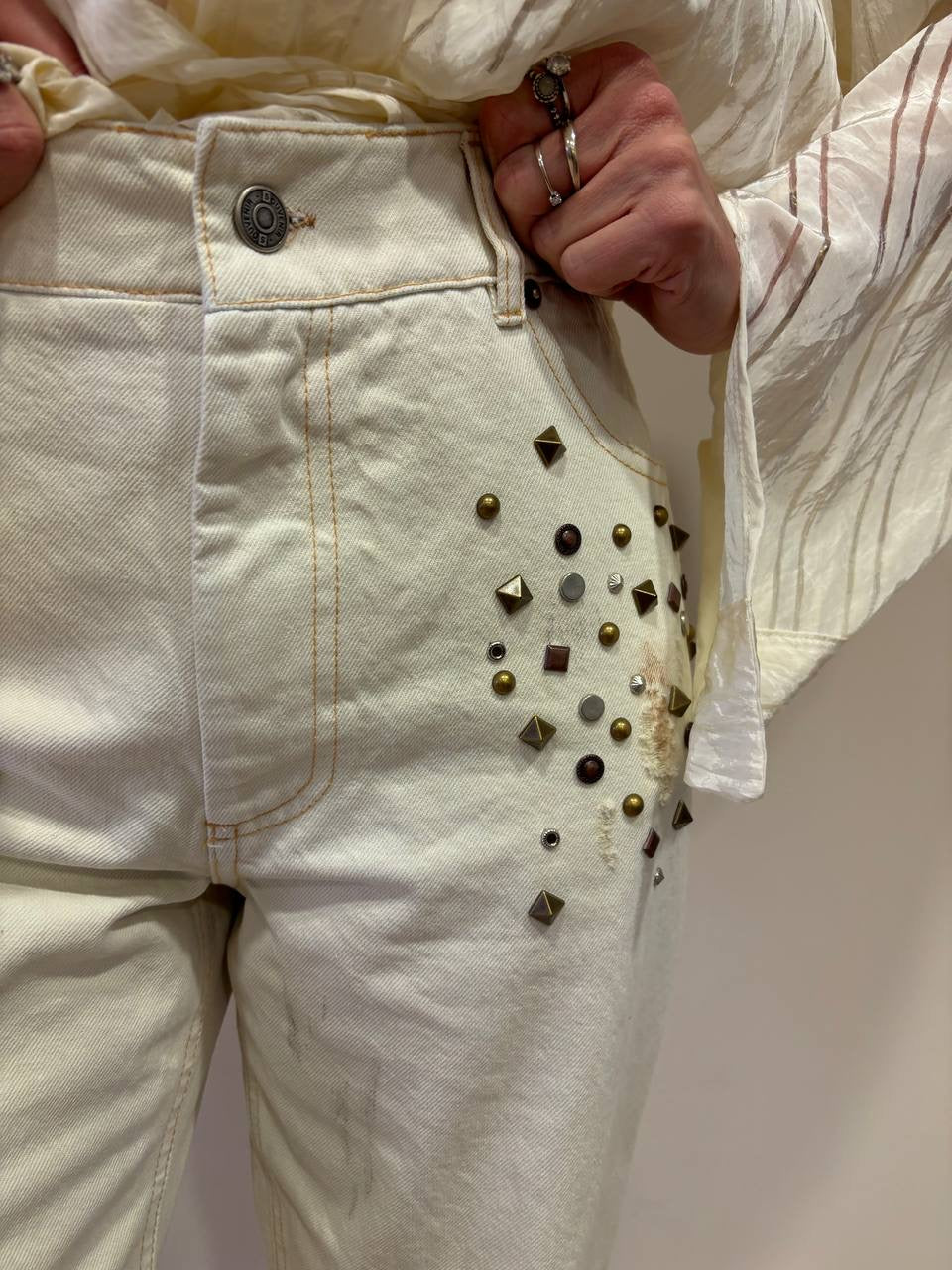 SOUVENIR - Jeans burro barrel fit con borchie e rotture