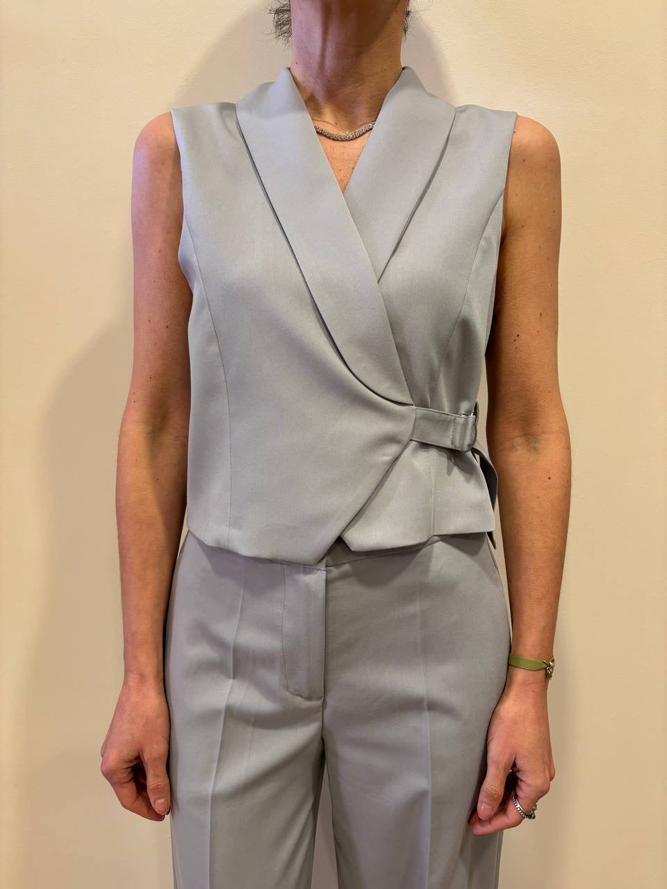 VICOLO - Gilet con chiusura con cinturino grigio