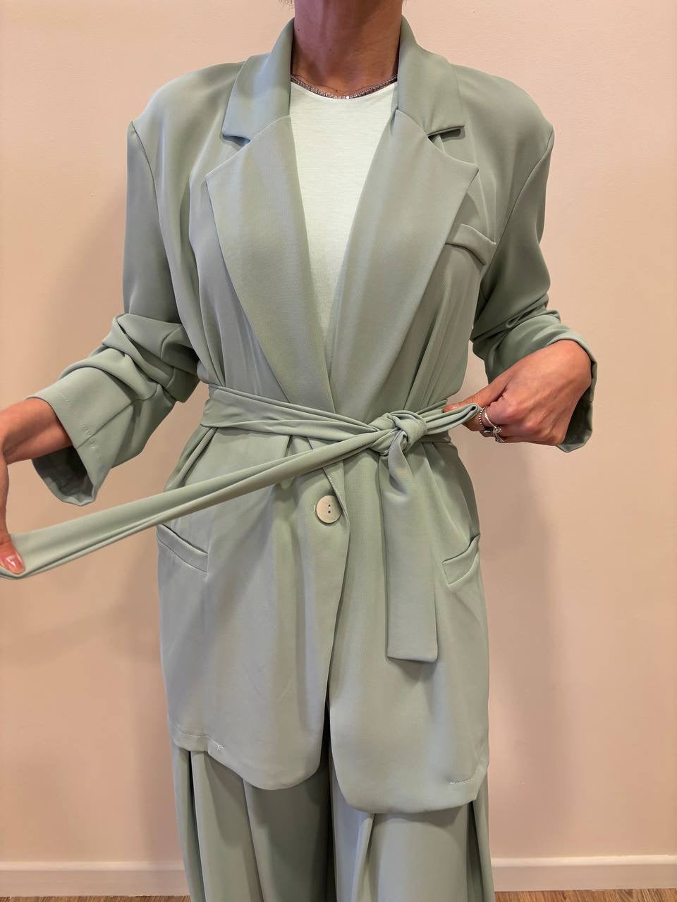 SAIPH - Giacca a un bottone fluida con cintura verde acqua