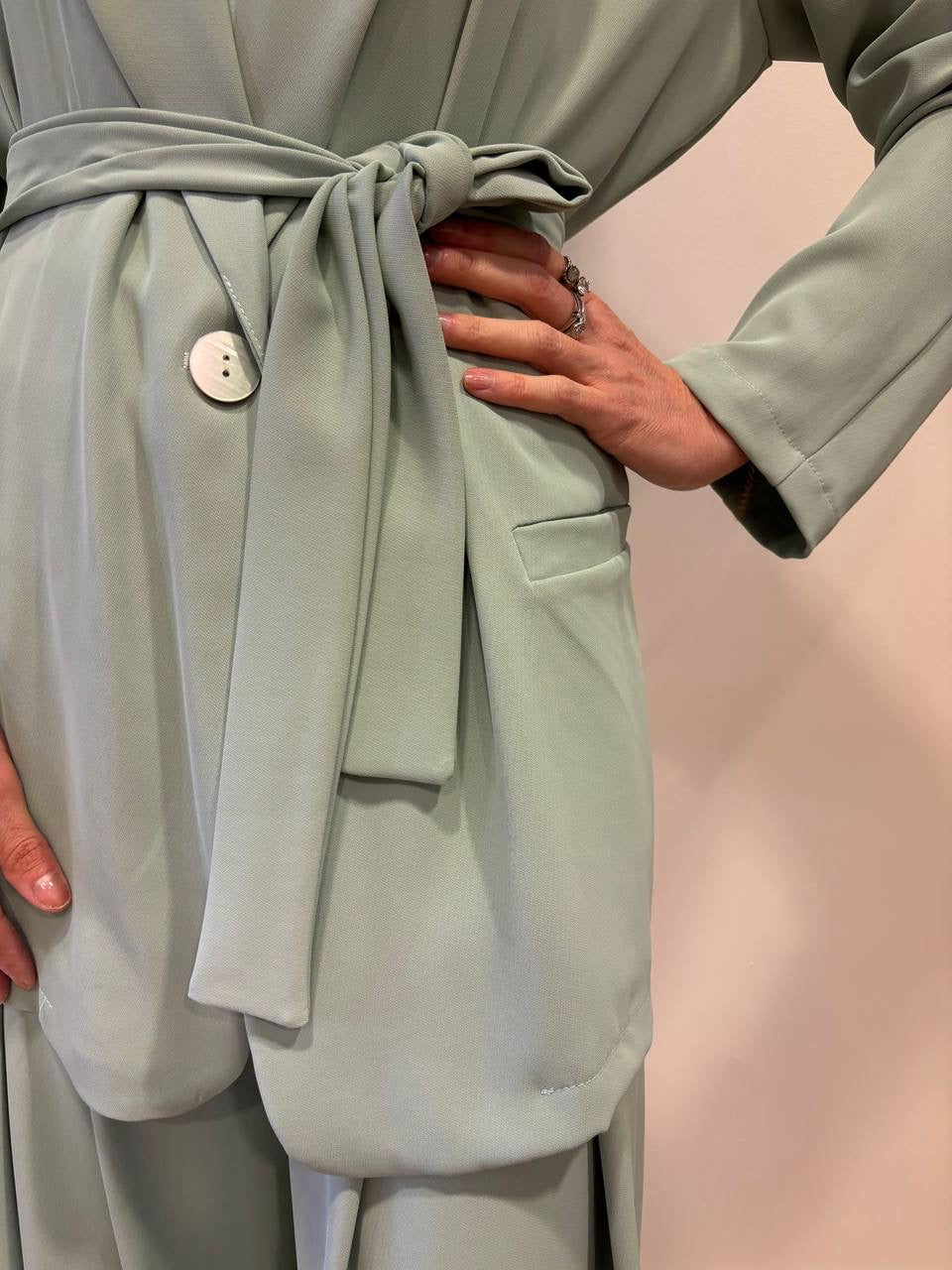 SAIPH - Giacca a un bottone fluida con cintura verde acqua