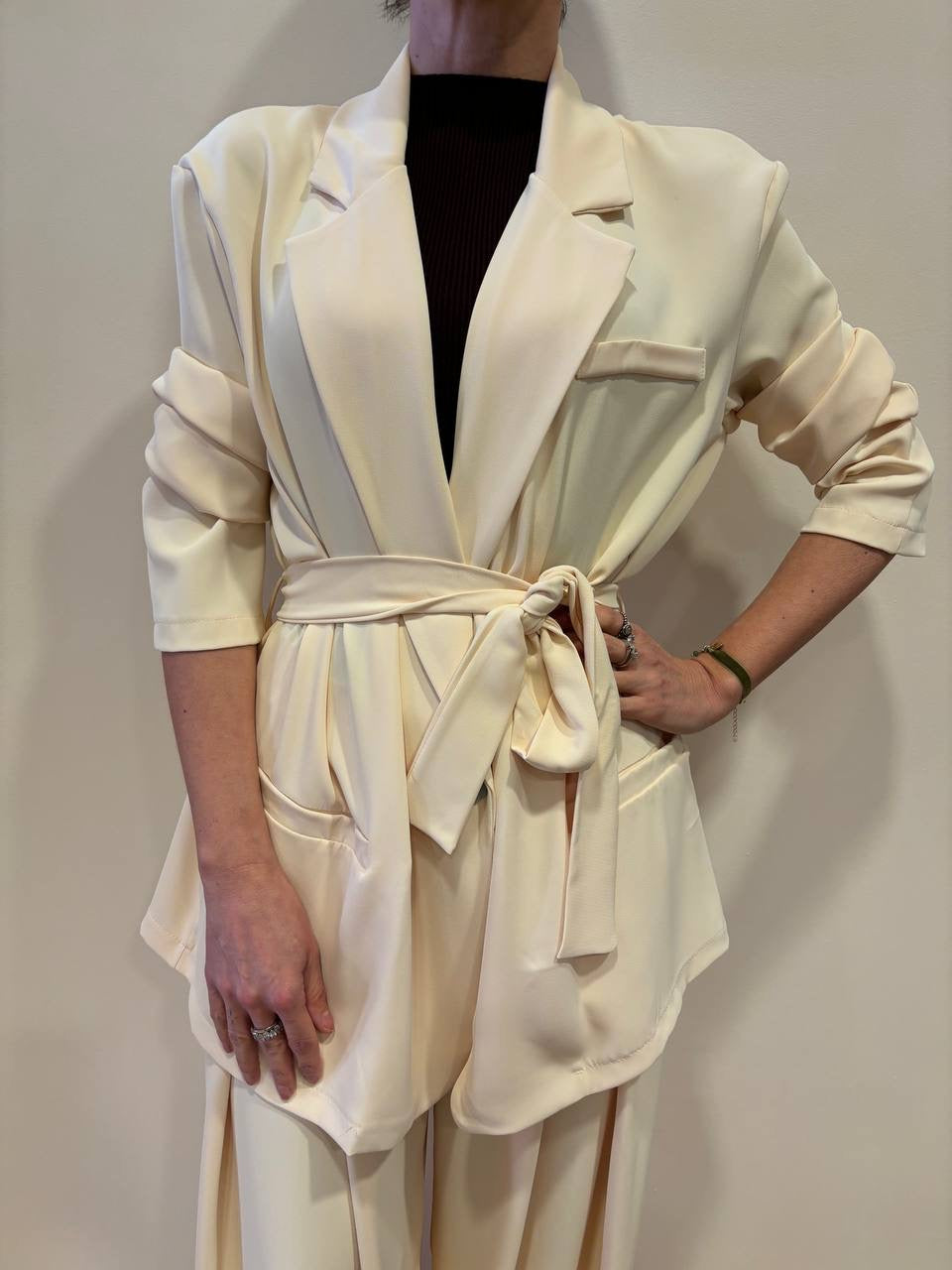 SAIPH - Giacca a un bottone fluida con cintura giallo pastello