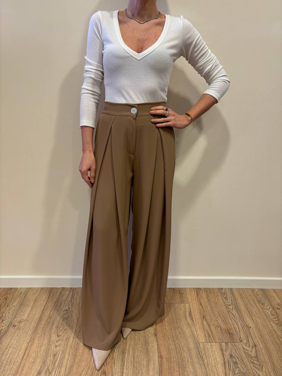 SAIPH - Pantalone a palazzo fluido con pinces ed elastico caramello