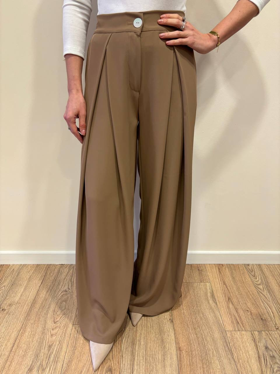 SAIPH - Pantalone a palazzo fluido con pinces ed elastico caramello