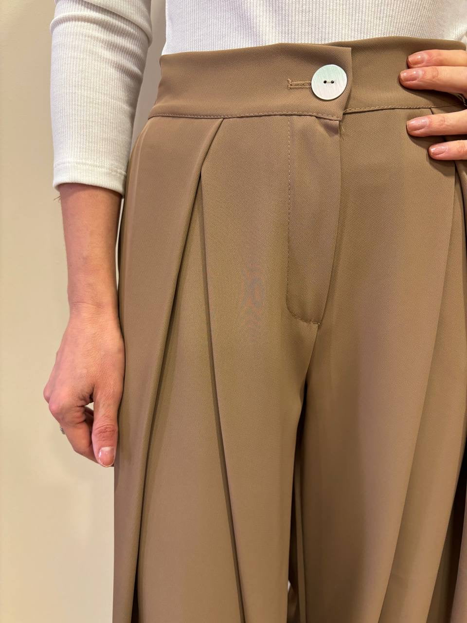 SAIPH - Pantalone a palazzo fluido con pinces ed elastico caramello