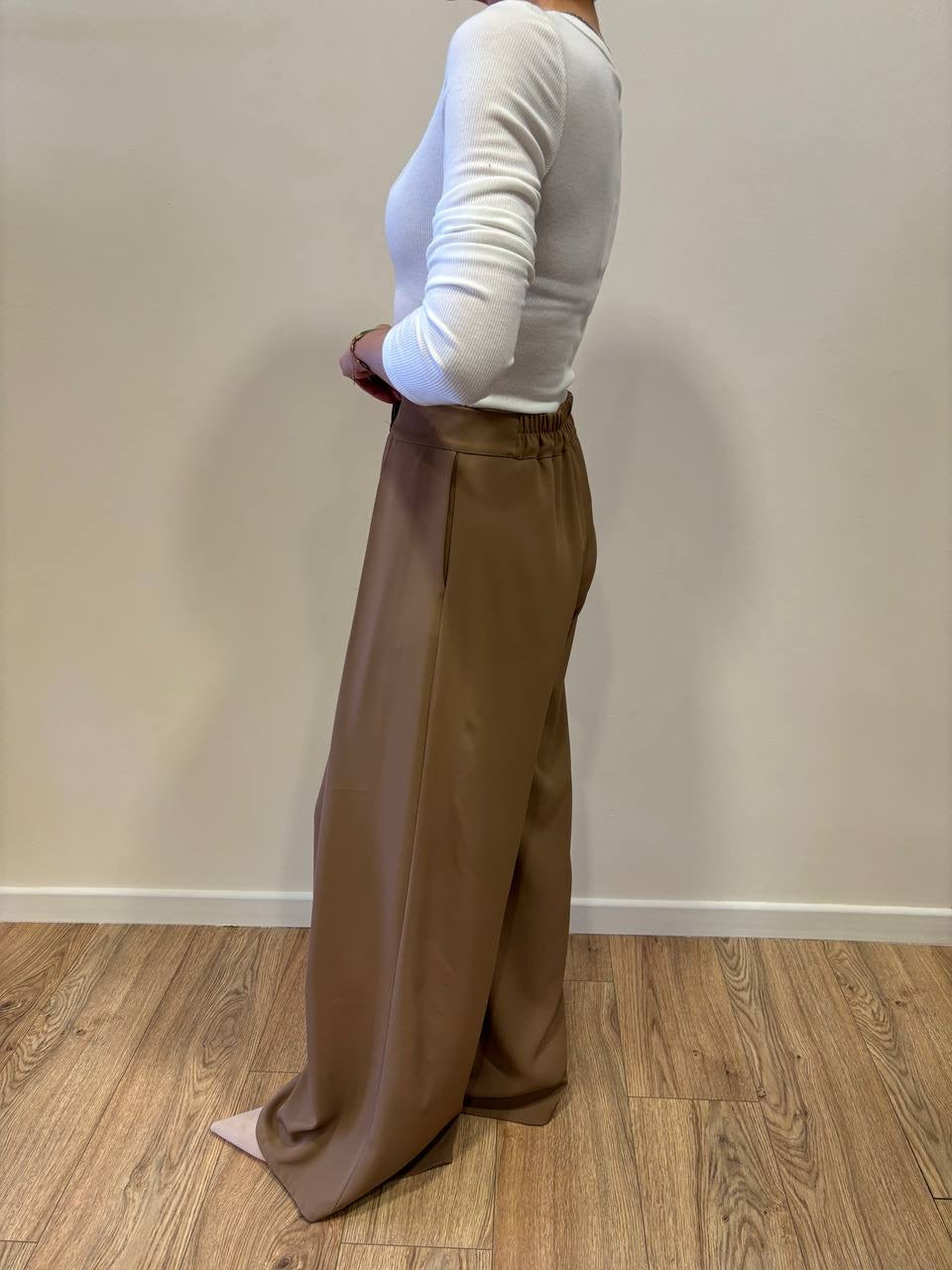 SAIPH - Pantalone a palazzo fluido con pinces ed elastico caramello
