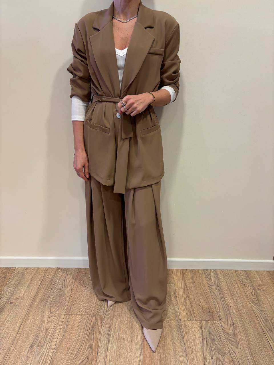 SAIPH - Giacca a un bottone fluida con cintura caramello