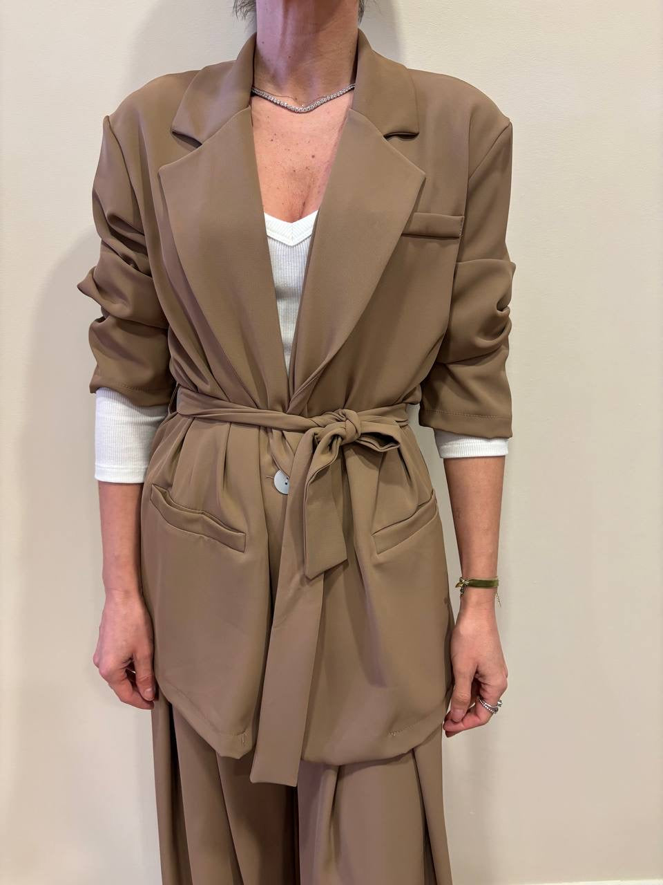 SAIPH - Giacca a un bottone fluida con cintura caramello