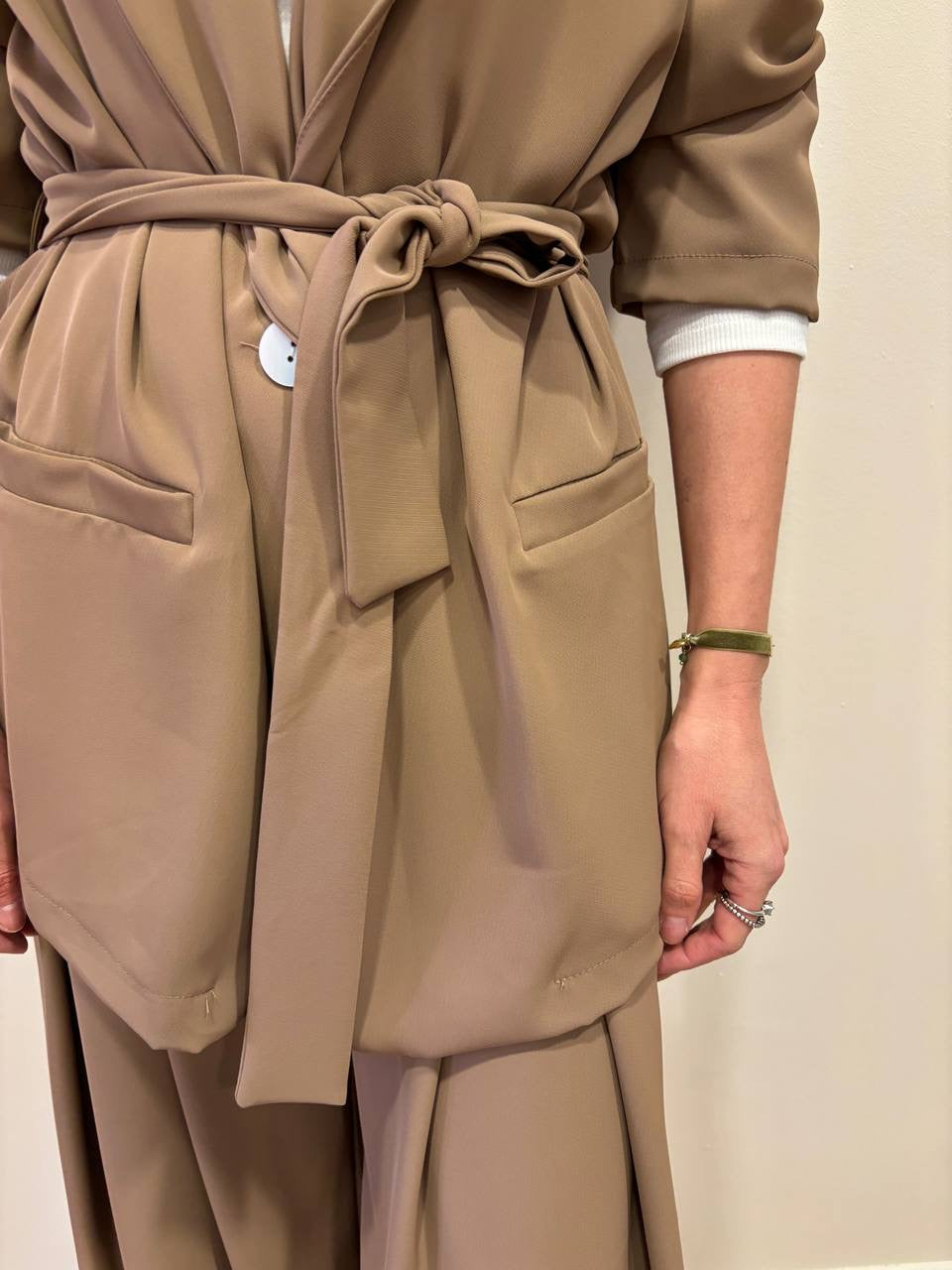 SAIPH - Giacca a un bottone fluida con cintura caramello