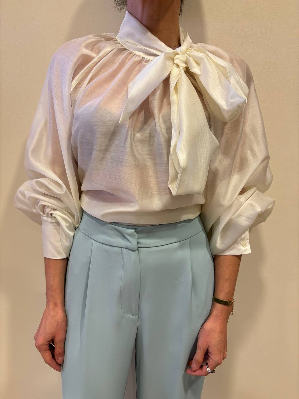VICOLO - Camicia burro voluminosa con dettaglio fiocco